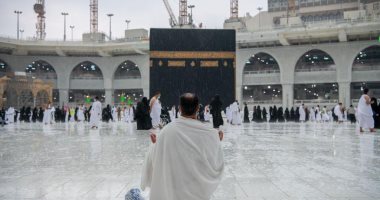 شئون الحرمين تواصل أعمال التعقيم بعد سقوط الأمطار بالمسجد الحرام .. فيديو 