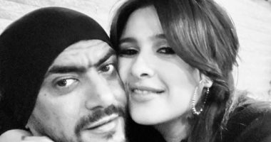 ياسمين عبد العزيز تنشر صورة رومانسية مع زوجها أحمد العوضى :" بطلى"  