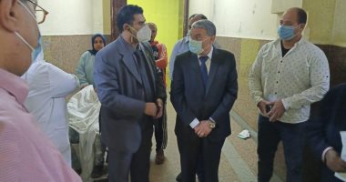 محافظ المنيا يتابع حالة المصابين فى حادث تصادم سيارتين بالصحراوى الشرقى