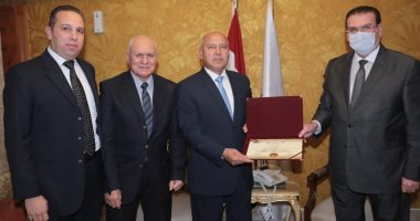 نقيب المهندسين يهدى درع النقابة لوزير النقل..و"الوزير":فخور بانتمائى لمهنة الهندسة 