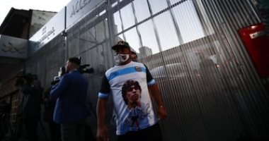 مارادونا يزيل ورم دموي من المخ والجماهير تدعمه من أمام المستشفى .. صور