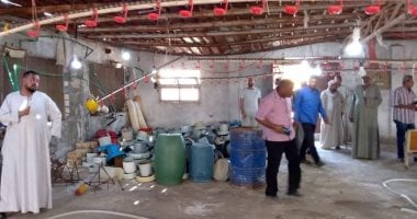 صور.. فصل التيار الكهربائى عن مزرعة دواجن مخالفة ورفع نواتج تطهير الترع بالأقصر