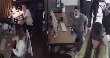 كاميرا مراقبة ترصد لحظات رعب لموظفين داخل مبنى لحظة وقوع زلزال بحر إيجه
