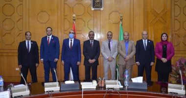محافظ الإسماعيلية يُكرم متدربى البرنامج الرئاسى لتأهيل التنفيذيين للقيادة