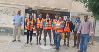 صور.. شباب متطوعون يعقمون لجان الإنتخابات بشمال سيناء