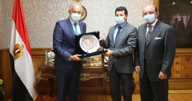 وزير الشباب والرياضة يلتقى رئيس نادى الفروسية بالجزيرة