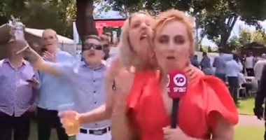 مراسلة أسترالية تتعرض لمواقف غير لائقة على الهواء.. فيديو