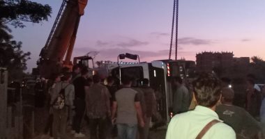 رفع سيارة نقل سقطت فى ترعة الشرقاوية بشبين القناطر بالقليوبية.. صور