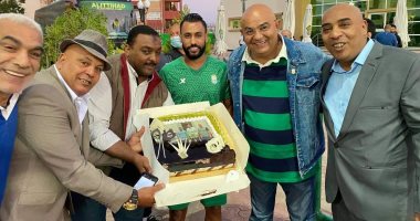جماهير الاتحاد تحتفل بتورتة مع حسام عاشور.. صور 
