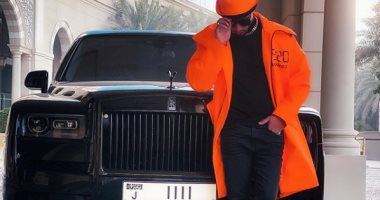 محمد رمضان فى صورة جديدة أمام سيارته ويعلق على أرقامها: "M.R.1"