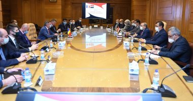 وزير الإنتاج الحربى يبحث مع نائب وزير الاقتصاد الرومانى سبل التعاون