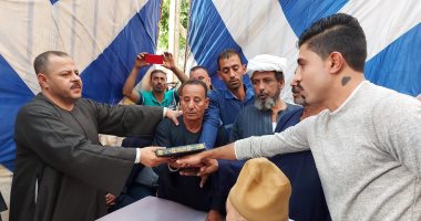 جلسة صلح تنهى خلافا بين عائلتين بالقليوبية بحضور المحكمين ورجال الأمن.. صور