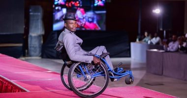 عبد العزيز يتحدى الإعاقة بأول عرض أزياء رجالى بالسودان