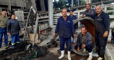 العثور على مخلفات صلبة بمحطة التنقية الغربية بالإسكندرية بعد انتهاء النوة.. صور