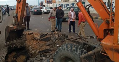 صور.. إصلاح هبوط أرضى بطريق كورنيش فى الإسكندرية