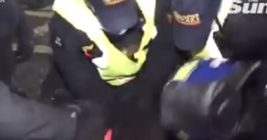 مظاهرات لمنع الإغلاق فى شوارع لندن تنتهى باشتباكات مع الشرطة.. فيديو