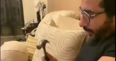 أحمد حلمى يستخدم شاكوش وزرادية ليأكل الكيك ويعلق: "وحشة أوى".. فيديو وصور
