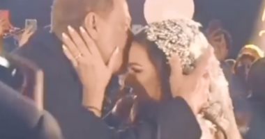 دموع والد هنادى مهنا خلال رقصه معها فى حفل زفافها على أحمد خالد صالح.. فيديو