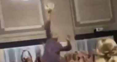 لاعبة كرة طائرة تستخدم مهاراتها للفوز بباقة "جيرب" حفل زفاف صديقتها.. فيديو