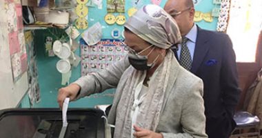 وزيرة البيئة تدلى بصوتها فى لجنة مدرسة ابن سينا بمصر الجديدة.. فيديو 