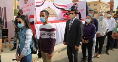 وزير الشباب فى طابور الناخبين للإدلاء بصوته بانتخابات مجلس النواب.. صور