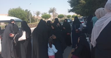 صور.. توافد كبار السن والسيدات السيناويات على لجان الانتخاب بطور سيناء
