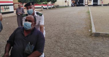 رئيس لجنة انتخابية يستقبل مسنا على كرسى متحرك للإدلاء بصوته فى دمياط.. صور