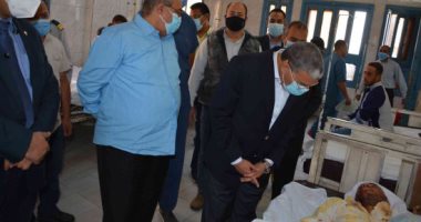محافظ المنيا يزور المصابين فى انقلاب سيارة بالطريق الصحراوى الشرقى .. صور