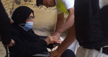 شرطة السويس تساعد كبار السن في الإدلاء بأصواتهم بانتخابات مجلس النواب.. صور