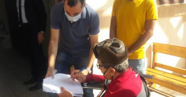 رئيس لجنة ببورسعيد يساعد مسنا على كرسى متحرك ليدلى بصوته فى الانتخابات.. صور