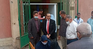 رئيس لجنة بشبرا الخيمة يساعد سيدة من ذوى الاحتياجات الخاصة بانتخابات النواب..صور