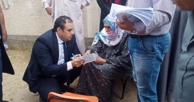 رئيس لجنة يخرج لمساعدة مسنة فى التصويت بانتخابات النواب بالشرقية
