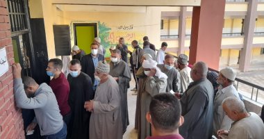 كبار السن وذوو الاحتياجات الخاصة يتصدرون المشهد بانتخابات كفر الشيخ.. صور