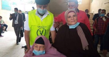 سيدة و"ضرتها" تدليان بصوتيهما فى انتخابات النواب بلجنة واحدة بالشرقية