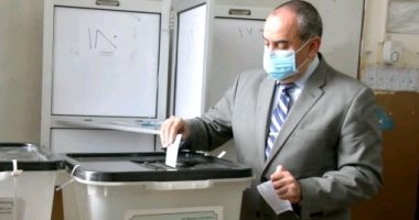 وزير الطيران المدنى يدلى بصوته فى انتخابات مجلس النواب