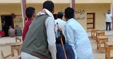 شباب يحملون سيدة مسنة للإدلاء بصوتها فى إحدى لجان الإسماعيلية.. صور
