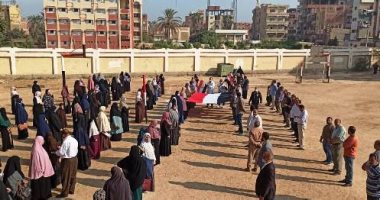طوابير منظمة وتباعد اجتماعي خلال التصويت بانتخابات نواب الشرقية.. صورة اليوم
