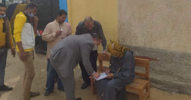 رئيس لجنة يخرج لمريض للإدلاء بصوته فى الإسماعيلية