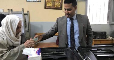 رئيس لجنة انتخابية بالشرقية يساعد أكبر مسن بأبوكبير للتصويت فى الانتخابات