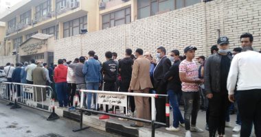 طوابير الشباب تتصدر المشهد في الساعات الأولى من المرحلة الثانية لانتخابات النواب.. المرأة تشارك بقوة وكبار السن وذوي الاحتياجات الخاصة يزينون اللجان.. والشرطة النسائية ترسم البسمة على وجوه المرضى.. صور