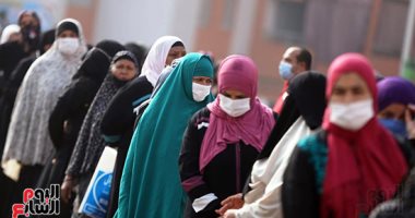 طوابير أمام اللجان بأول أيام المرحلة الثانية لانتخابات مجلس النواب.. تشديد الإجراءات الوقائية والتزام بالكمامات.. إقبال على التصويت بلجان الأسمرات والجامعة العمالية.. والأغانى الوطنية تشعل حماس المواطنين.. صور 