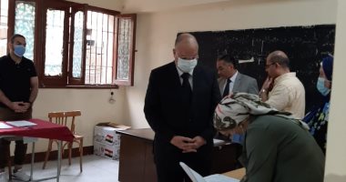 محافظ القاهرة يدلى بصوته فى انتخابات مجلس النواب بمقر لجنته بمصر الجديدة