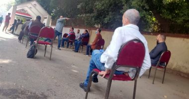 إجراءات احترازية وكمامات وكحول أمام اللجان الانتخابية فى المعادى