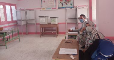 التزام بالإجراءات الاحترازية أمام اللجان الانتخابية بجنوب سيناء..صور