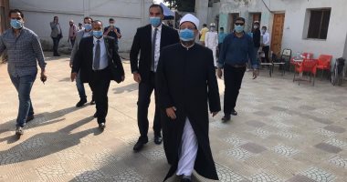 وزير الأوقاف يدلى بصوته في انتخابات مجلس النواب بالمنيل.. صور  