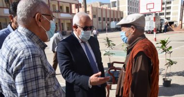 محافظ بورسعيد يلتقى ناخبين بمدرسة بورسعيد الثانوية العسكرية ويشيد بالتجهيزات