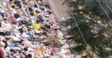 استجابة لسيبها علينا.. رفع أطنان قمامة تحاصر مجمع مدارس النهضة بحى السلام
