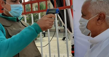 قياس درجة حرارة الناخبين أمام لجان انتخابات مجلس النواب فى الشرقية.. صور