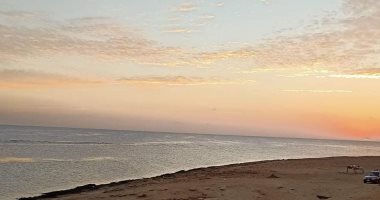 جمال شروق الشمس بالقرب من بحيرة النيزك بمرسى علم.. صور