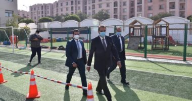 وزير شئون المجالس النيابية يدلى بصوته فى الرحاب ويلتزم بارتداء الكمامة..صور